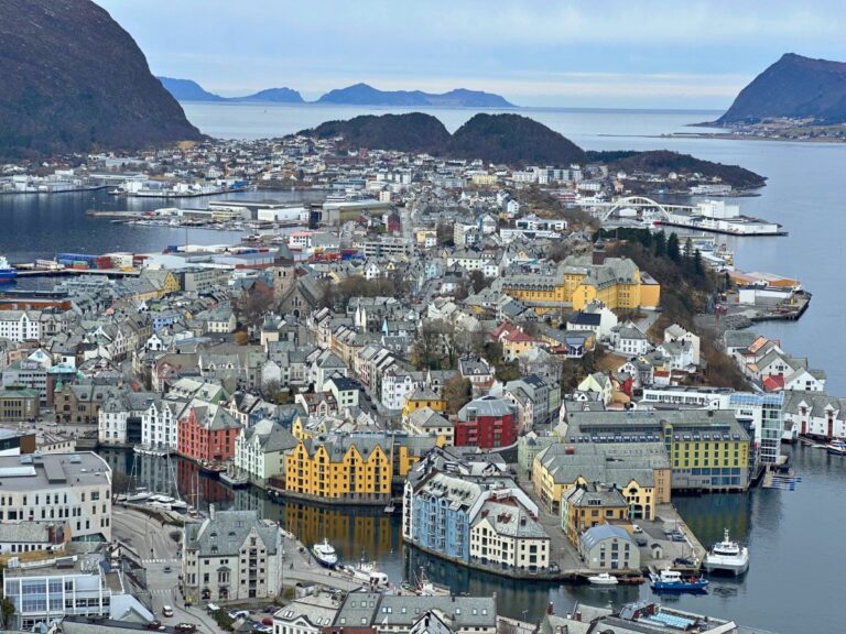 Vue du centre-ville d'Ålesund depuis le point de vue d'Aksla. Photo : David Nikel.