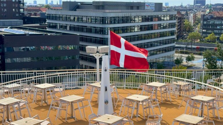 Bar arrière et solarium du ferry de Copenhague. Photo : David Nikel.