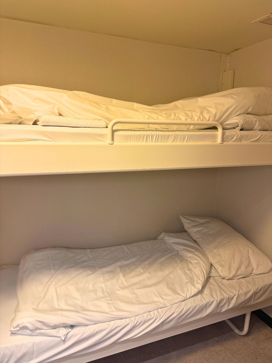Lits superposés dans une cabine intérieure du ferry Oslo-Copenhague. Photo : David Nikel.