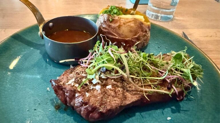 Steak sur le ferry de Copenhague. Photo : David Nikel.