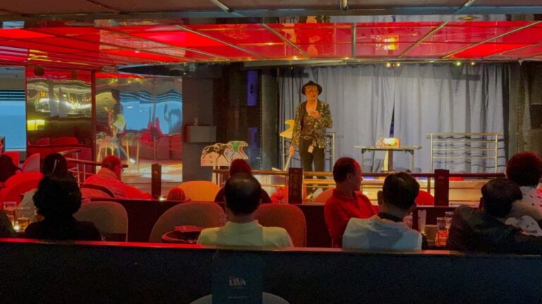 Le salon en direct sur le ferry Oslo-Copenhague. Photo : David Nikel.