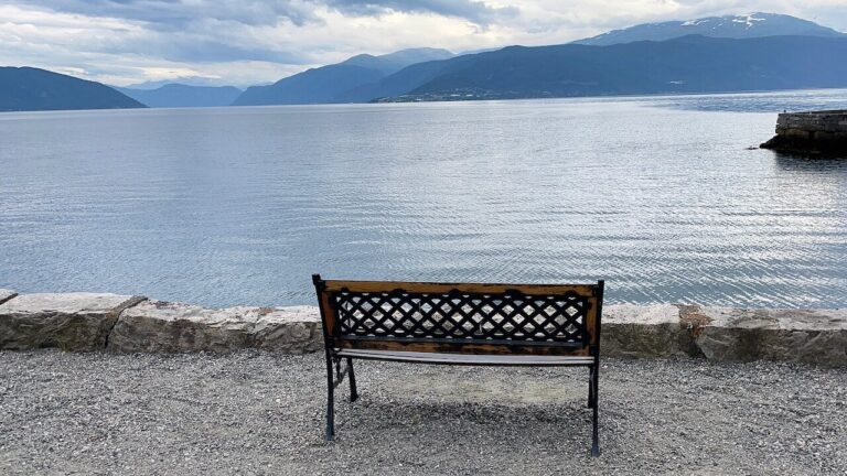 Un banc à Balestrand surplombant le Sognefjord.