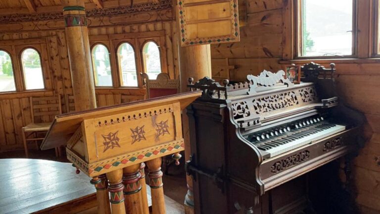 Orgue et autel de l'église Saint-Olaf de Balestrand