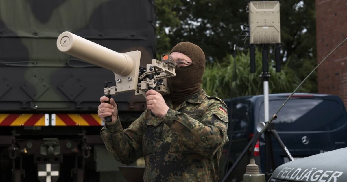 Alarme dans la nation de l'OTAN en tant que drones de «différents types» vus sur des sites hospitaliers et militaires