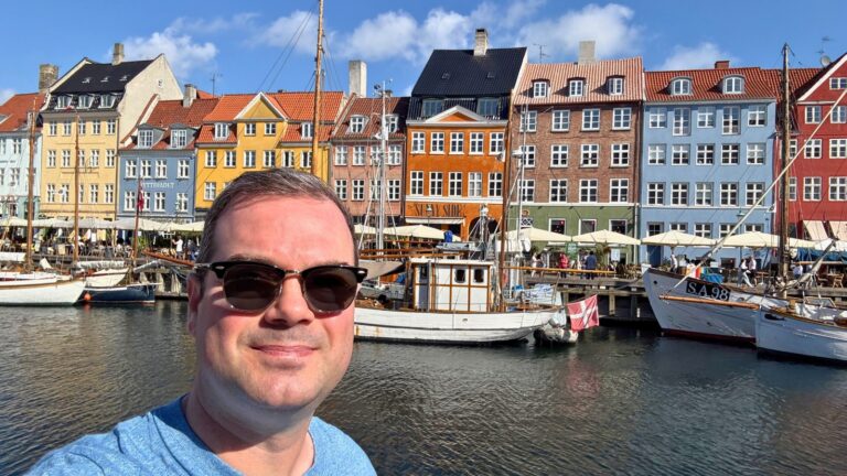 David à Nyhavn à Copenhague, Danemark. Photo : David Nikel.