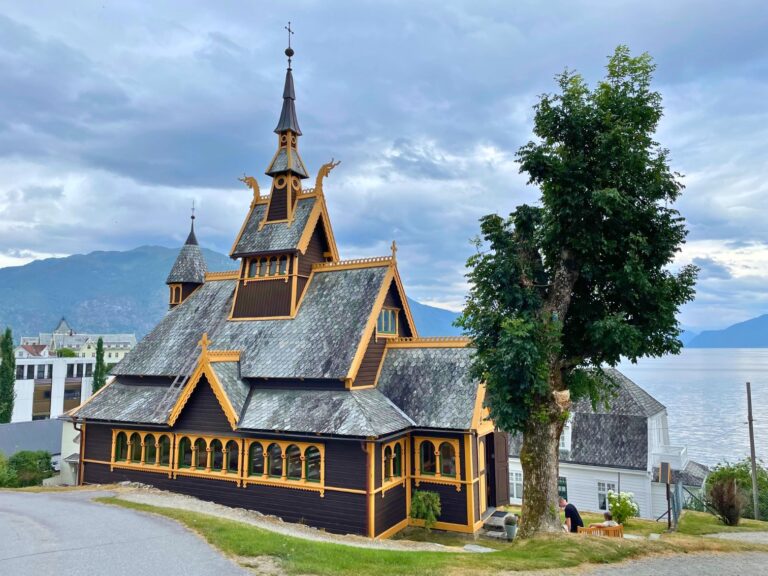 L'extérieur saisissant de l'église Saint-Olafs à Balestrand, en Norvège.