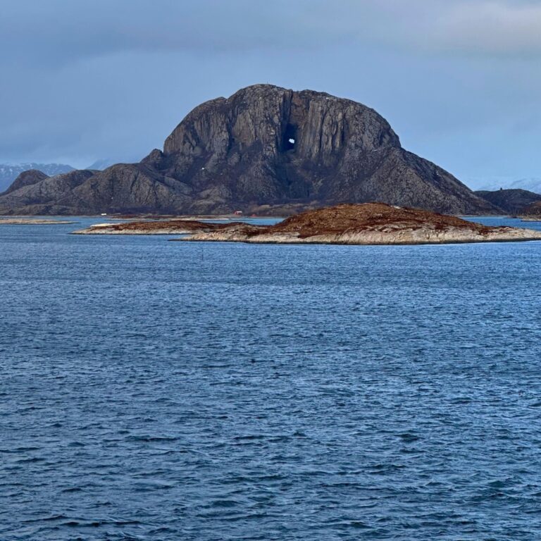 Voir la navigation au-delà de Torghatten. Photo : David Nikel.