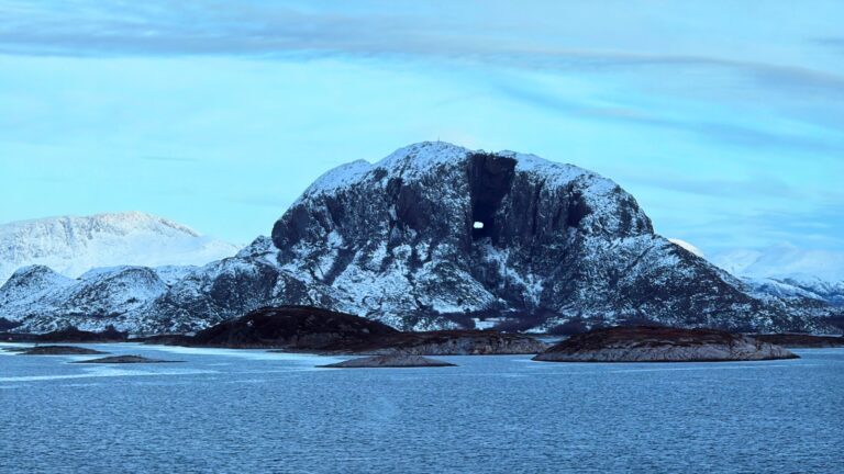Une vue de Torghatten en novembre. Photo : David Nikel.