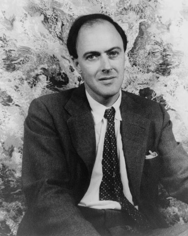 Un portrait d'un jeune Roald Dahl.