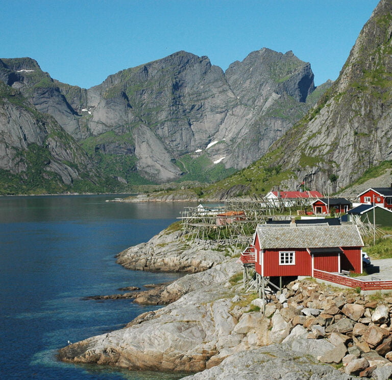 Cabane au bord de l'eau dans le nord de la Norvège.
