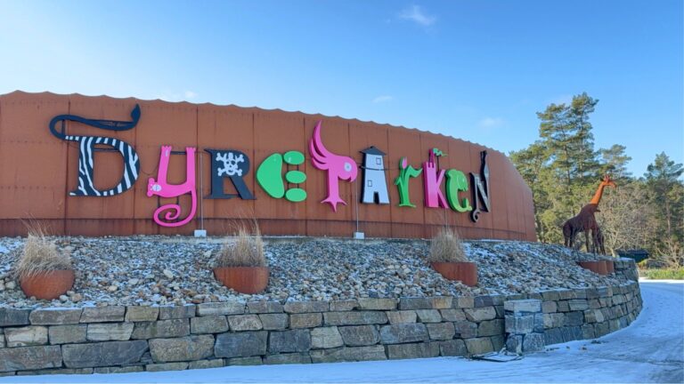 Panneau d'entrée à Dyreparken à Kristiansand, Norvège. Photo : David Nikel.