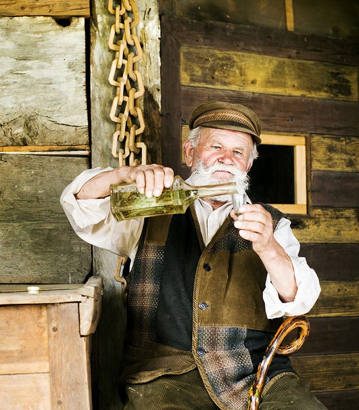 Agriculteur prenant un verre de l'aquavit traditionnel norvégien