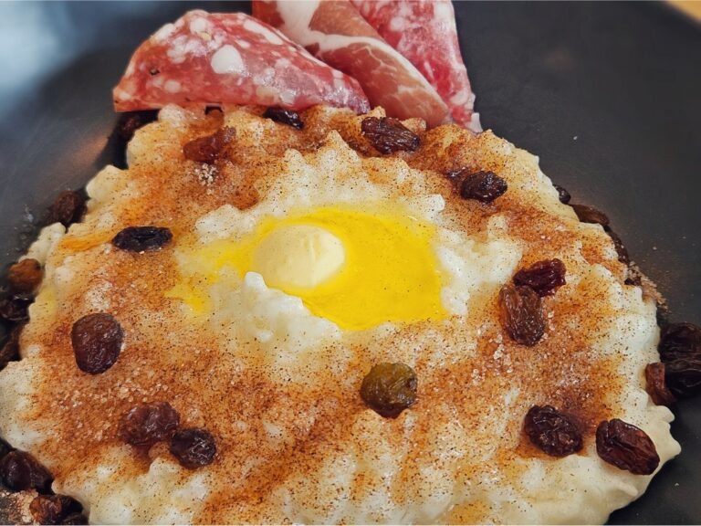 Bouillie de riz norvégienne à la cannelle et au beurre.