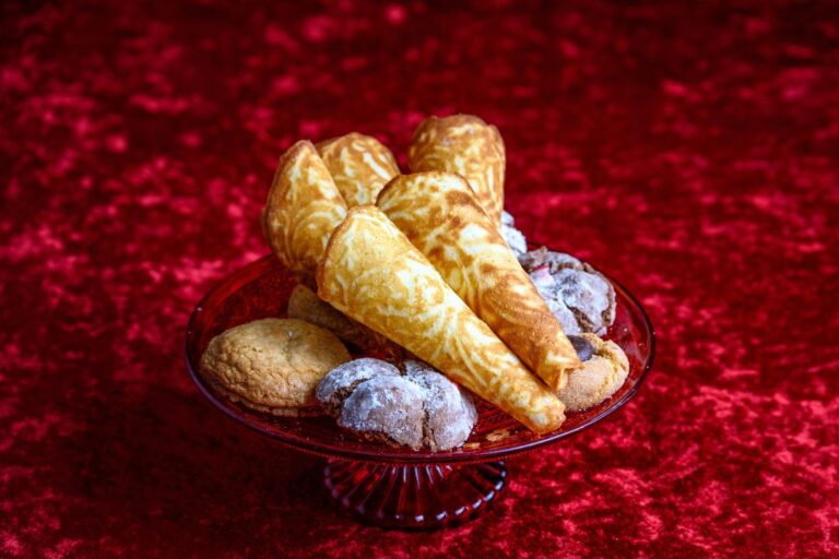 Un bol de « krumkaker » et d’autres biscuits de Noël norvégiens.
