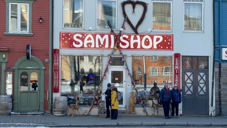 Extérieur du magasin Sami à Tromsø, Norvège.