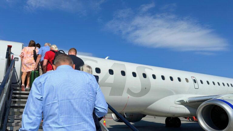Embarquement à bord d'un avion SAS. Photo : David Nikel.