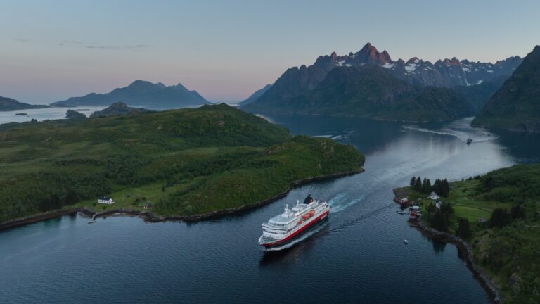 Navire Hurtigruten naviguant à Raftsundet. Photo : Espen Mills / Hurtigruten.