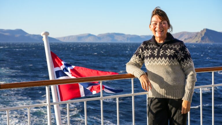 Lorraine Kelly sur un navire Hurtigruten le long des côtes norvégiennes. Photo : Esprits captifs.