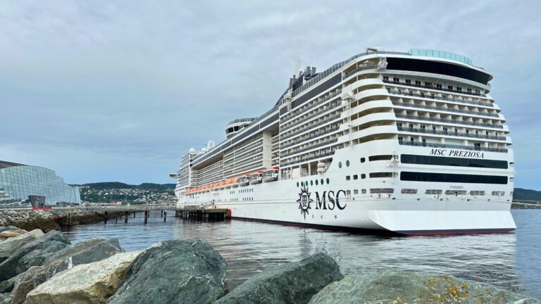 Le navire de croisière MSC Preziosa amarré à Trondheim, en Norvège. Photo : David Nikel.