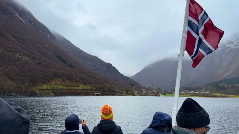 Promenade en bateau sur le Hjørundfjord de Norvège. Photo : David Nikel.