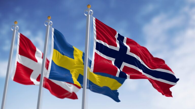 Les drapeaux des trois nations scandinaves.