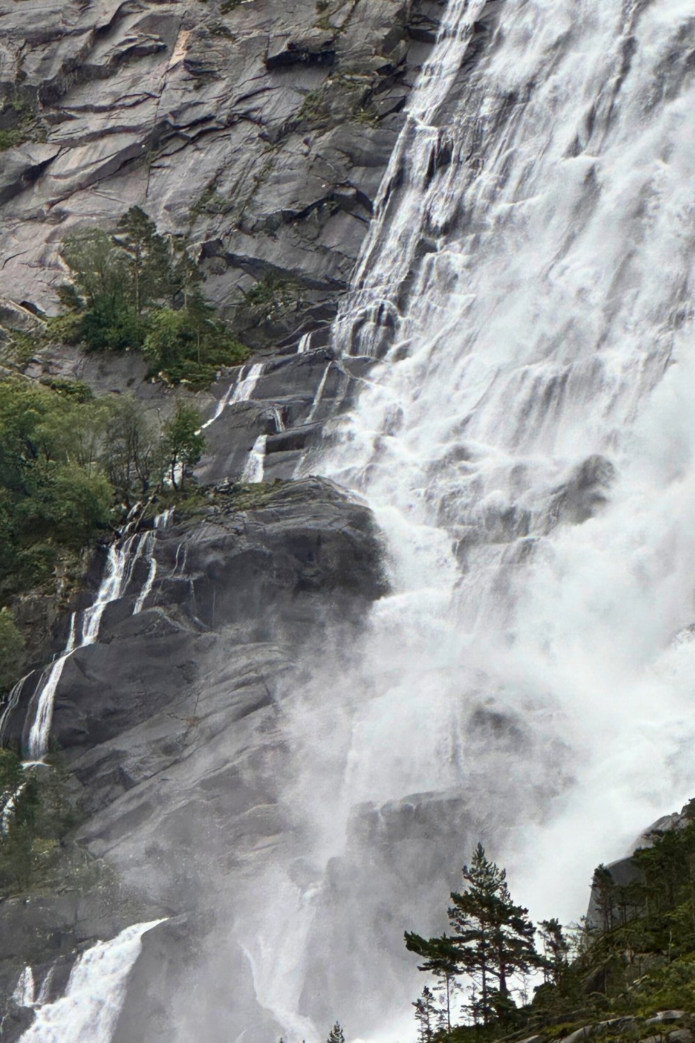 Vue rapprochée de Langfossen en Norvège. Photo : David Nikel.