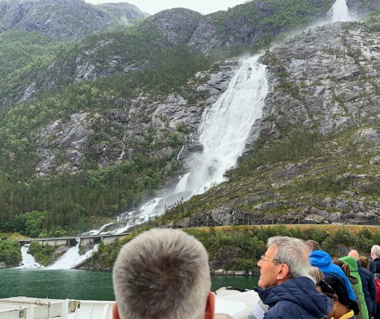Langfossen vu depuis un petit bateau de croisière sur l'Åkrafjord. Photo : David Nikel.