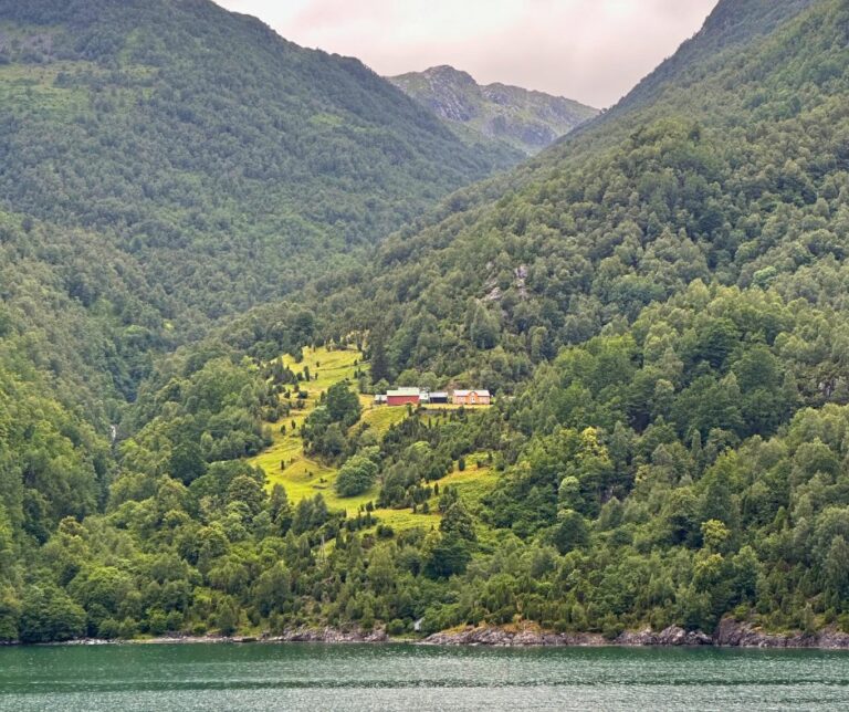 Paysage de l'Akrafjord. Photo : David Nikel.