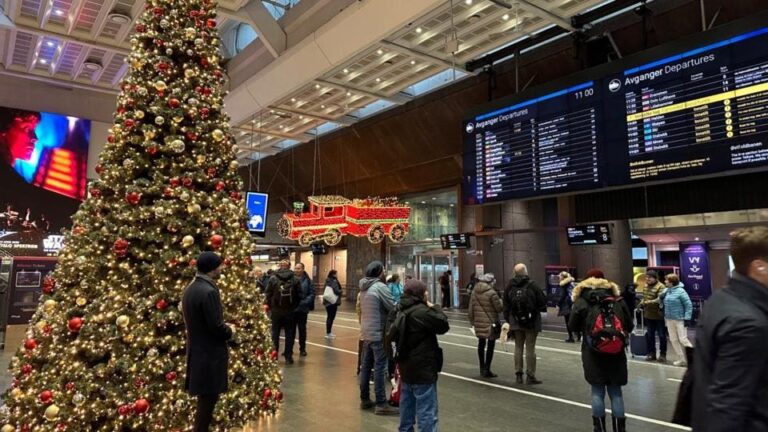 Arbre de Noël à la gare centrale d'Oslo. Photo : David Nikel.