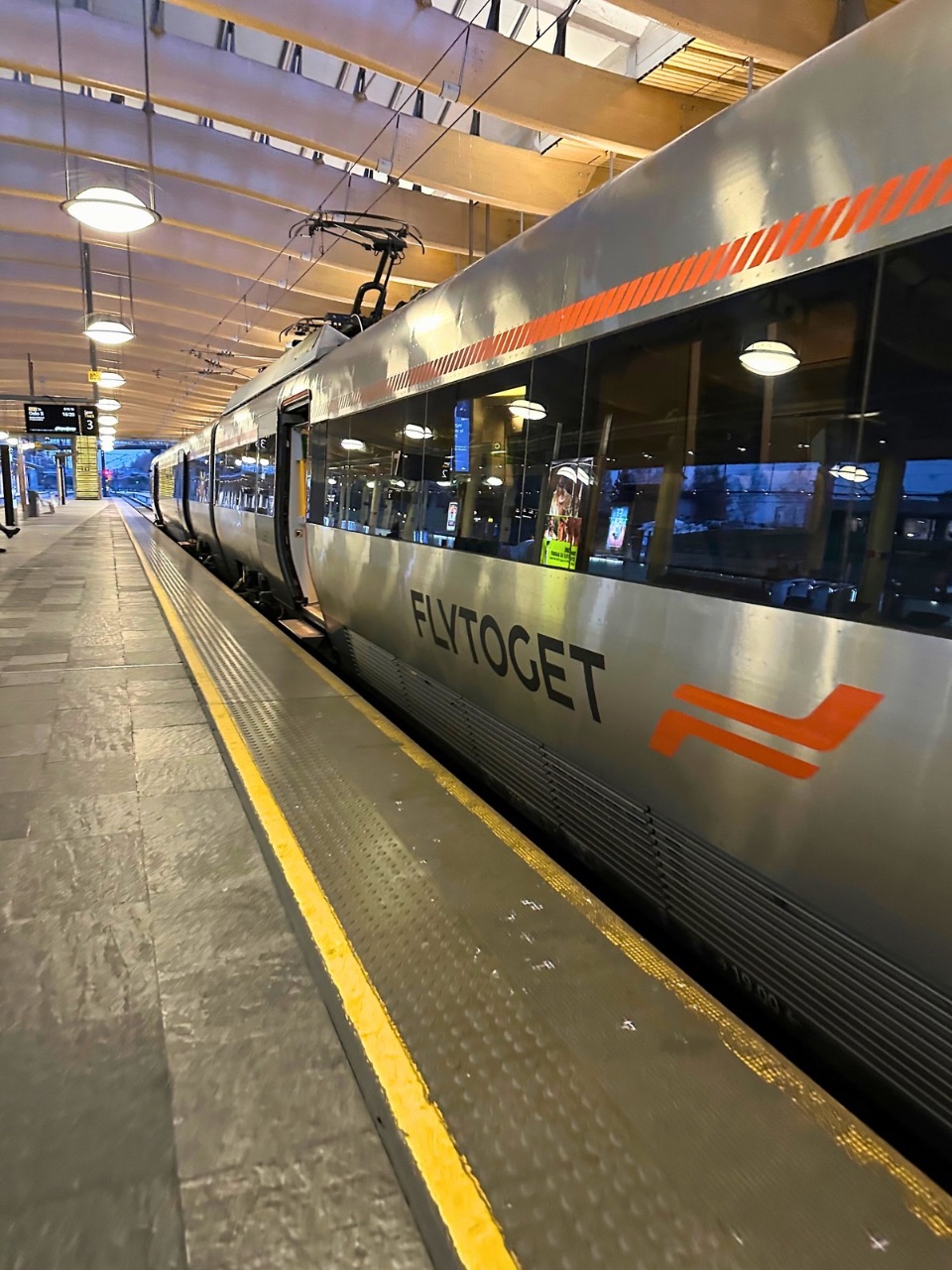 Train Flytoget à l’aéroport d’Oslo. Photo : David Nikel.