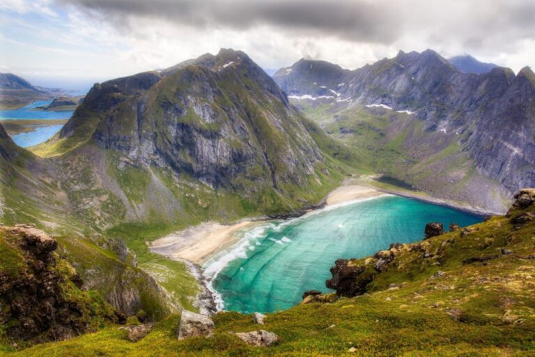 Plage de Kvalvika aux Lofoten vue depuis le sentier Ryten.