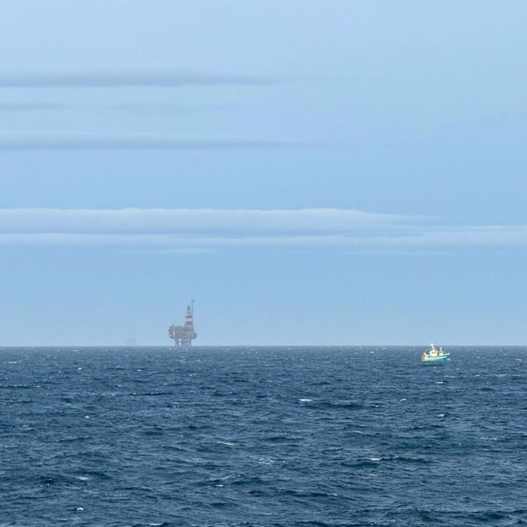 Une plate-forme pétrolière en mer du Nord, entre la Norvège et l'Écosse. Photo : David Nikel.