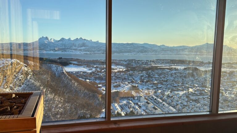 Vue imprenable sur la ville et les montagnes depuis le sauna du Wood Hotel Bodø. Photo : David Nikel.