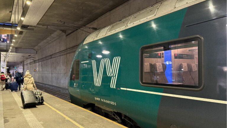 Prendre le train à l'aéroport d'Oslo. Photo : David Nikel.