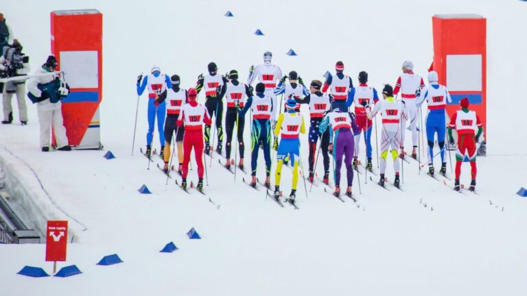 Événement de départ groupé de ski nordique.