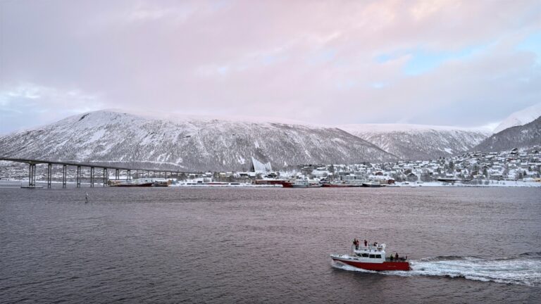 Une petite navigation vers le pont de Tromsø pendant l'hiver norvégien. Photo : David Nikel.