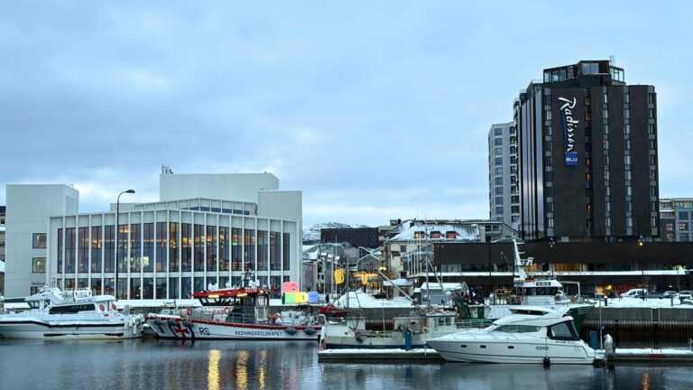 Hôtel Radisson Blu à côté de la bibliothèque Stormen sur le front de mer de Bodø. Photo : David Nikel.