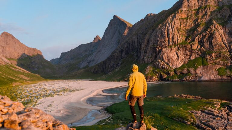Randonneur sur la plage de Bunes à Lofoten.