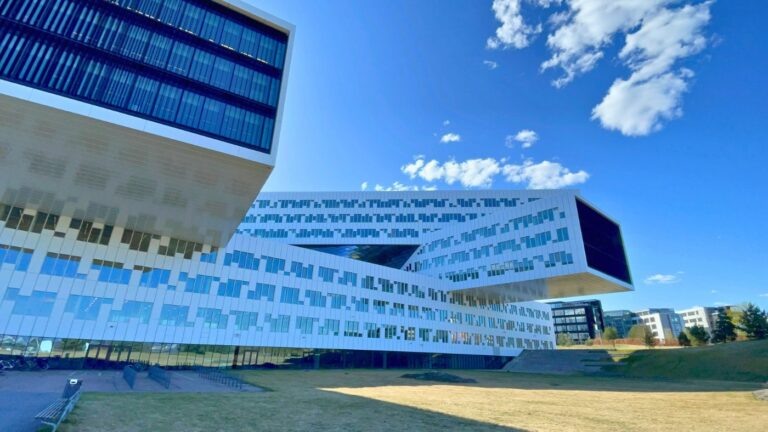 Architecture moderne du siège d'Equinor à Fornebu près d'Oslo, en Norvège. Photo : David Nikel.
