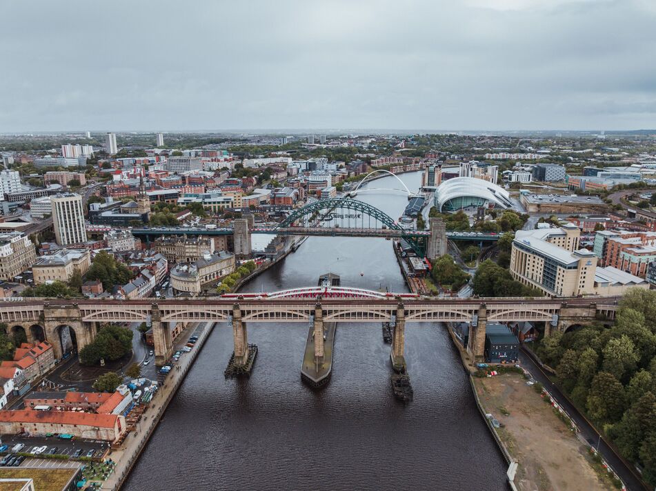 Photographie aérienne montrant le pont tournant, le pont Tyne et le pont Gateshead Millennium traversant la rivière Tyne, Newcastle upon Tyne, Angleterre, Uni