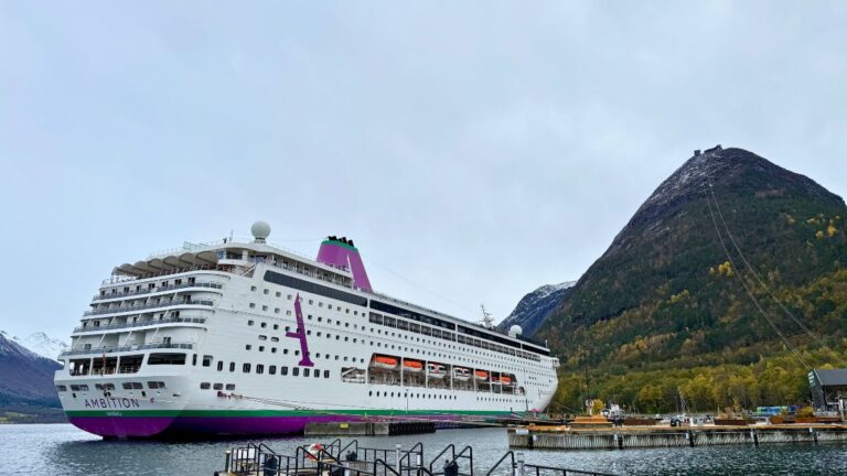 Le bateau de croisière Ambassador Ambition a accosté à côté de la station du téléphérique d'Åndalsnes. Photo : David Nikel.