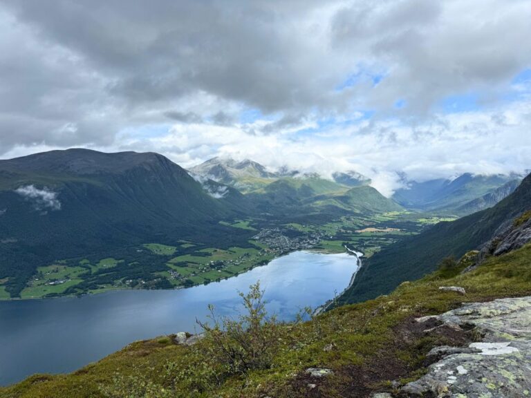 Vue d'Isfjorden depuis la télécabine de Romsdal. Photo : David Nikel.
