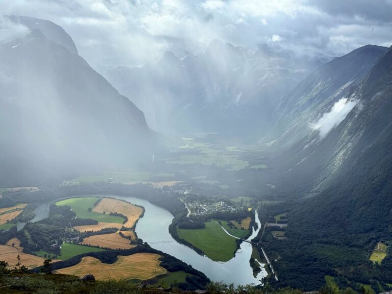 Lumière perçant la brume de la vallée à Åndalsnes. Photo : David Nikel.