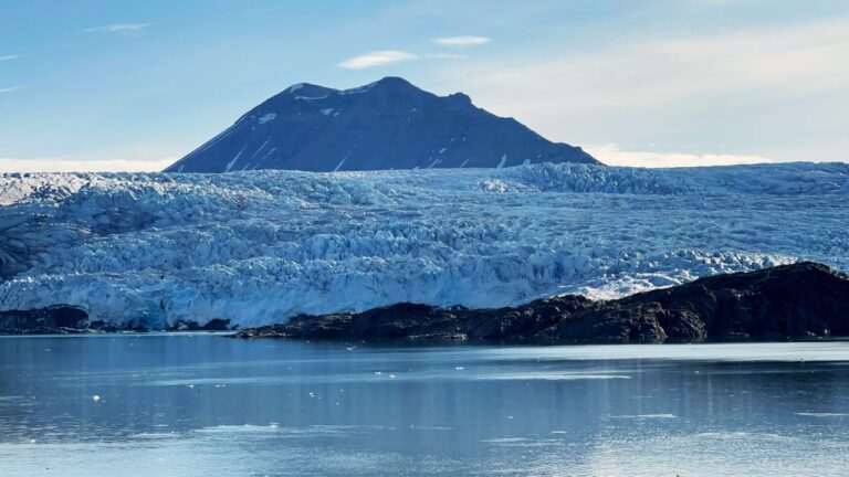 Glacier Nordenskiöldbreen à Svalbard vu depuis le bateau de croisière Fred Olsen Balmoral. Photo : David Nikel.