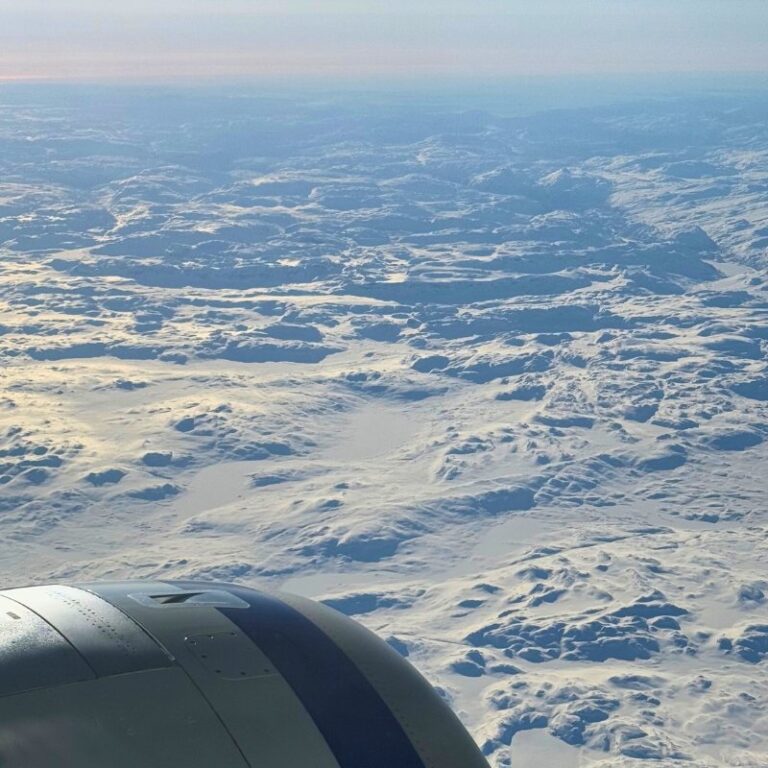Hardangervidda vu depuis le hublot d’un avion. Photo : David Nikel.