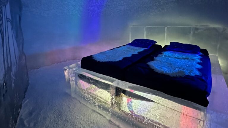 Lit de glace au Kirkenes Snowhotel. Photo : David Nikel.