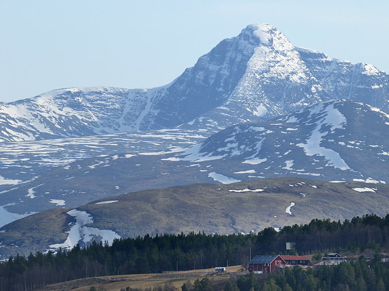 Vue vers Høgronden (2118m) depuis le site minier de Folldal Verk.