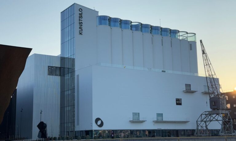 Extérieur du Kunstsilo vu de l'autre côté de l'eau. Photo : David Nikel.