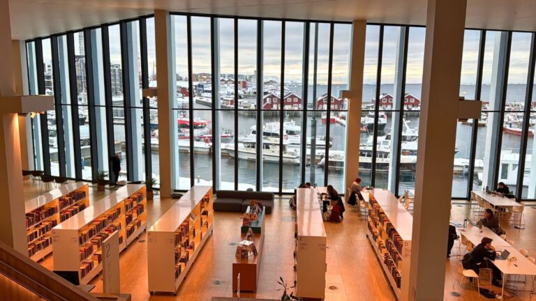 Les grandes fenêtres de la bibliothèque Stormen à Bodø. Photo : David Nikel.