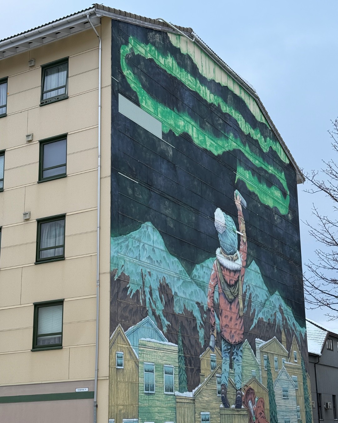 La fresque murale « After School » à Bodø représente un enfant égaré en train de peindre des aurores boréales dans le ciel. Photo : David Nikel.